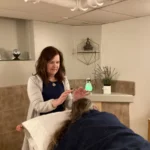 Fern G., reiki praktičarka, med obravnavo stranke