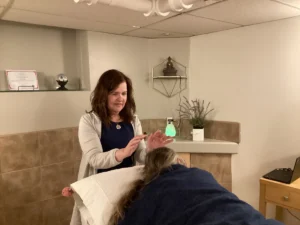Fern G., reiki praktičarka, med obravnavo stranke